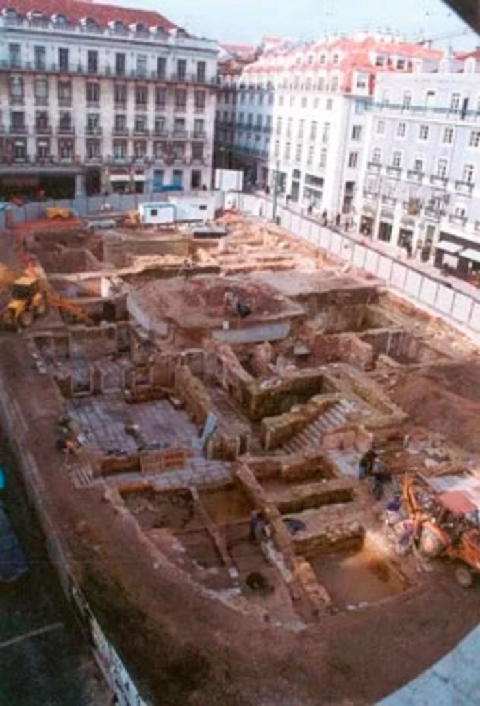 Escavação arqueológica na Praça Luís de Camões