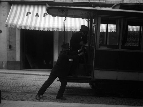 Elevador da Estrela-Camões a ser empurrado