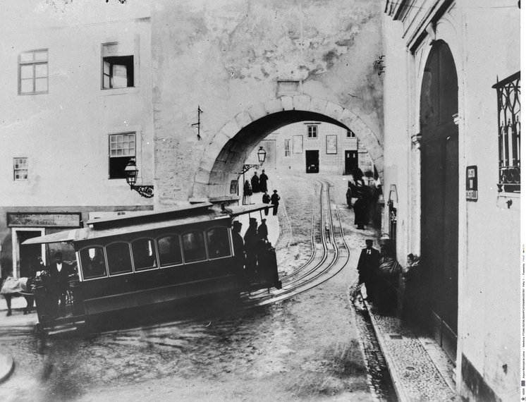 Elevador da Graça a passar o Arco de Santo André