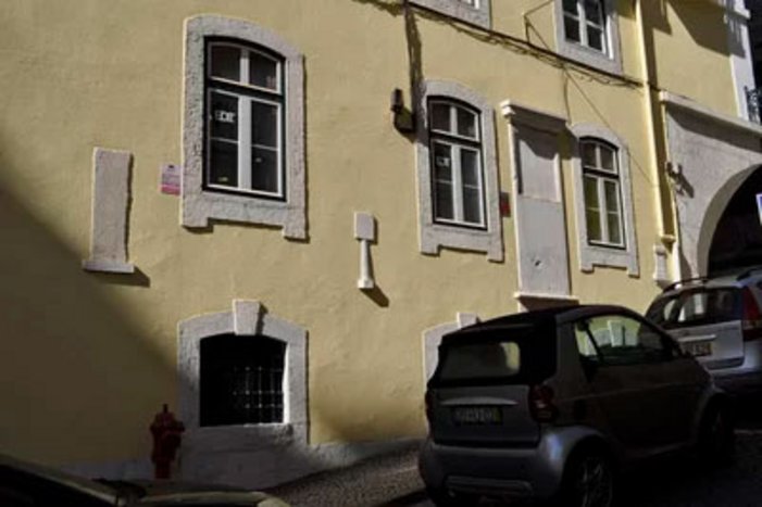  Inscrições epigráficas integradas na parede do edifício da Travessa do Almada